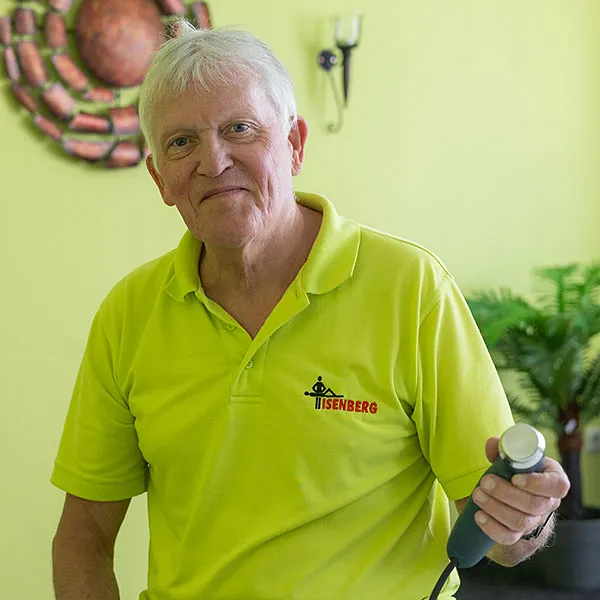 Der Physiotherapeut behandelt die Patientin an der Schulter